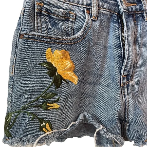 PacSun Denim Flower Embroidered Distressed Light Wash Shorts Size 23 - Picture 3 of 8